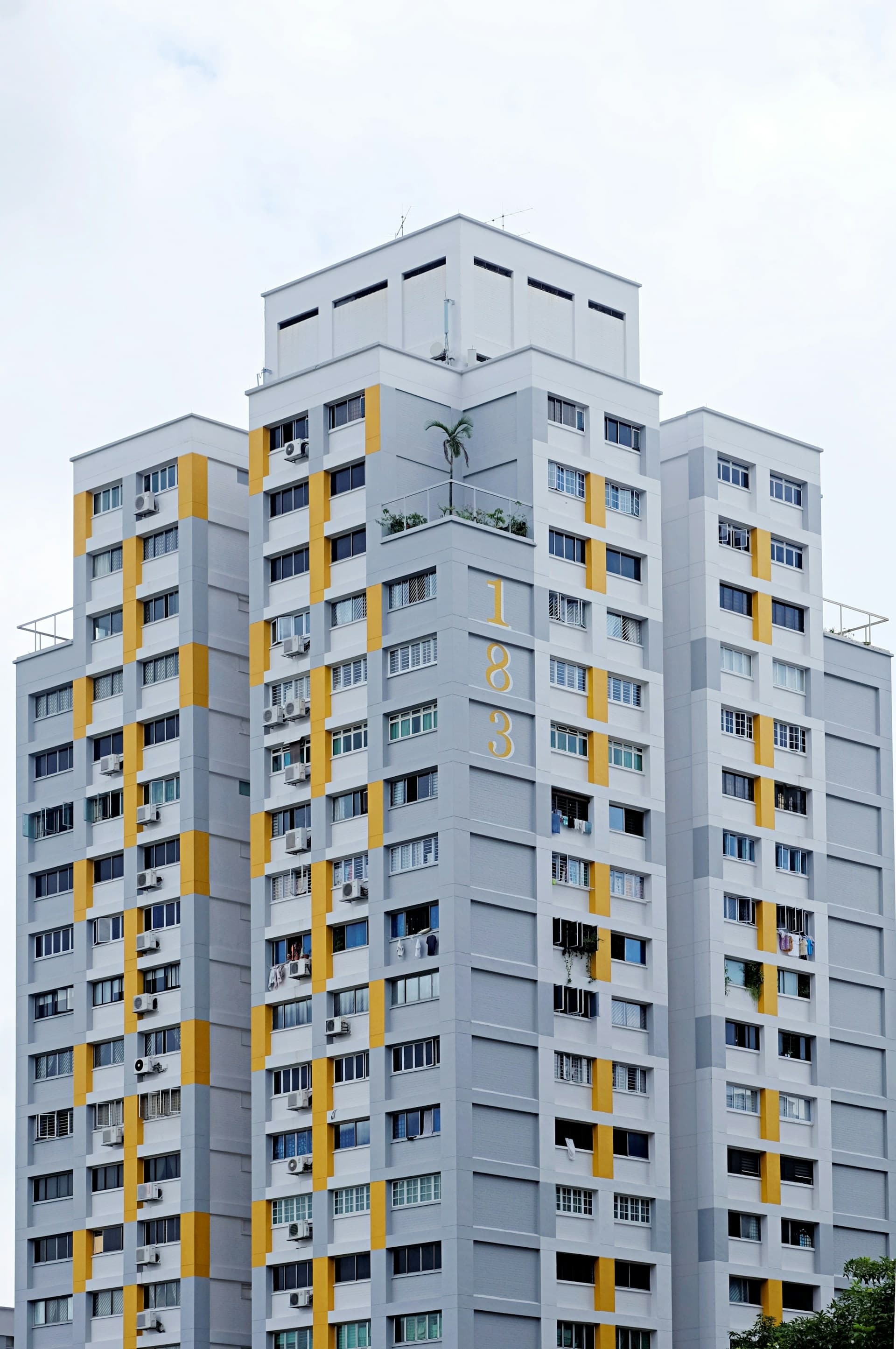 Gepflegtes Mehrfamilienhaus von außen
