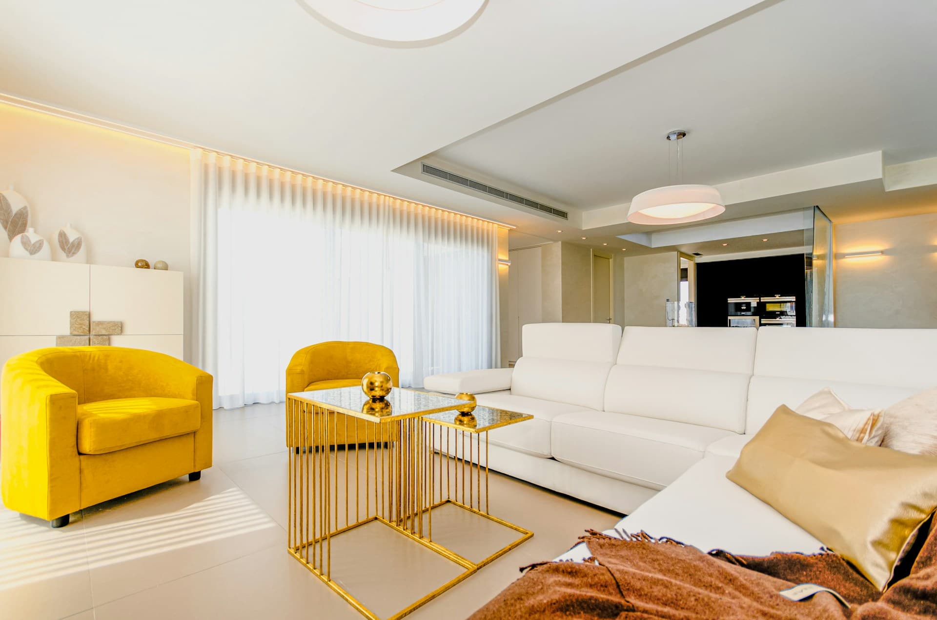 Helles möbliertes Zimmer – minimalistisch, flexibel